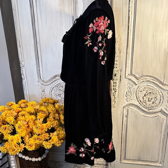 a.n.a NWT Black Ember Velvet Embroidered Long Sleeve Dress - Picture 7 of 11